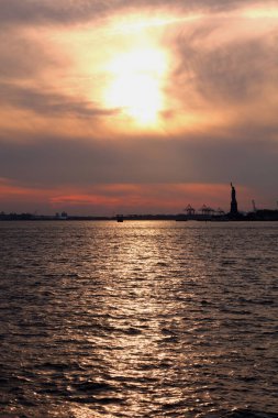 Freiheitsstatue bei Sonnenuntergang / Satue of Liberty or Liberty Enlightening the World at sundown /