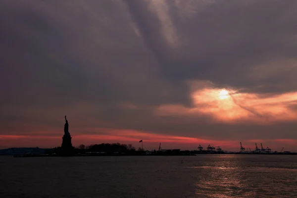 Freiheitsstatue Bei Sonnenuntergang Satue Liberty Liberty Enlightening World Sundown — Fotografia de Stock