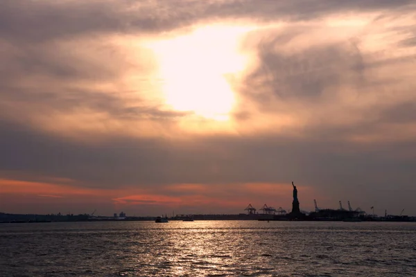 Freiheitsstatue Bei Sonnenuntergang Satue Liberty Liberty Enlightening World Sundown — стоковое фото
