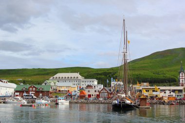 Husavik, İzlanda - Temmuz 2014: İzlanda tarihi kentinde deniz ve dağların manzarası
