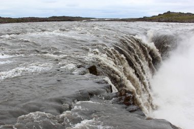 İzlanda 'daki Dettifoss şelalesi Avrupa' nın en büyük şelalesidir.