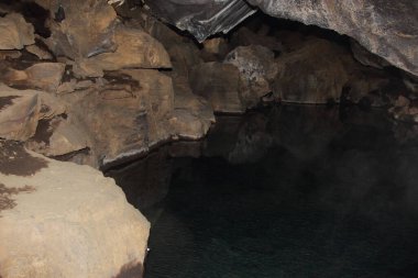 Grjotagja Mağarası, Kuzey İzlanda 'da eski bir banyo yeri.
