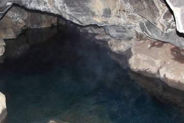 Grjotagja Mağarası, Kuzey İzlanda 'da eski bir banyo yeri.