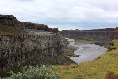 Jokulsa Fjollum nehri, Selfoss ve Dettifoss şelalesi yakınlarındaki bazalt kayalıkların arasından akıyor.