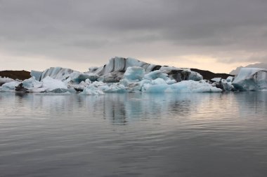 İzlanda 'da buzul gölü. İzlanda turistik merkezleri. Kutup buzulu. Okyanus buzulu