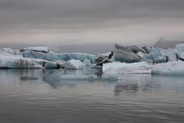 İzlanda 'da buzul gölü. İzlanda turistik merkezleri. Kutup buzulu. Okyanus buzulu