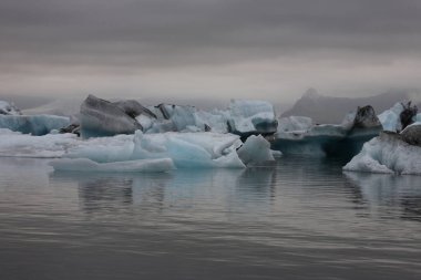 İzlanda 'da buzul gölü. İzlanda turistik merkezleri. Kutup buzulu. Okyanus buzulu