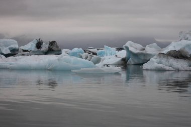 İzlanda 'da buzul gölü. İzlanda turistik merkezleri. Kutup buzulu. Okyanus buzulu