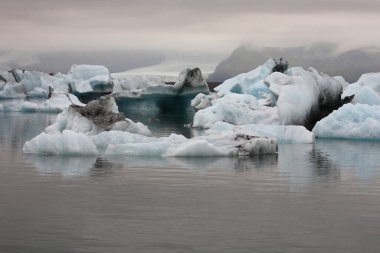 İzlanda 'da buzul gölü. İzlanda turistik merkezleri. Kutup buzulu. Okyanus buzulu