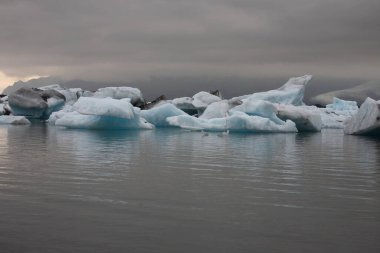 İzlanda 'da buzul gölü. İzlanda turistik merkezleri. Kutup buzulu. Okyanus buzulu