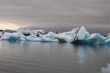 İzlanda 'da buzul gölü. İzlanda turistik merkezleri. Kutup buzulu. Okyanus buzulu