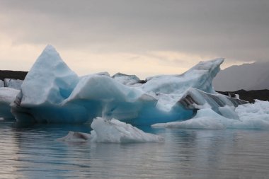 İzlanda 'da buzul gölü. İzlanda turistik merkezleri. Kutup buzulu. Okyanus buzulu