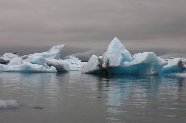 İzlanda 'da buzul gölü. İzlanda turistik merkezleri. Kutup buzulu. Okyanus buzulu