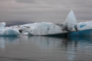 İzlanda 'da buzul gölü. İzlanda turistik merkezleri. Kutup buzulu. Okyanus buzulu
