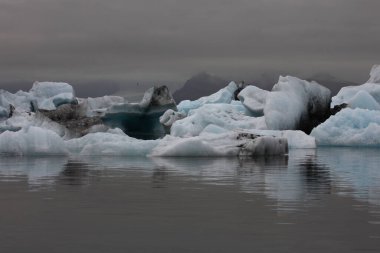 İzlanda 'da buzul gölü. İzlanda turistik merkezleri. Kutup buzulu. Okyanus buzulu