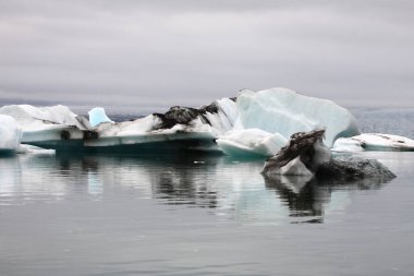İzlanda 'da buzul gölü. İzlanda turistik merkezleri. Kutup buzulu. Okyanus buzulu