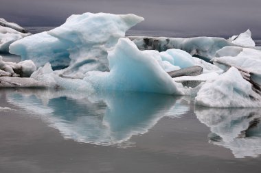 İzlanda 'da buzul gölü. İzlanda turistik merkezleri. Kutup buzulu. Okyanus buzulu