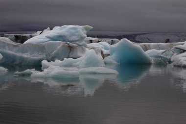 İzlanda 'da buzul gölü. İzlanda turistik merkezleri. Kutup buzulu. Okyanus buzulu