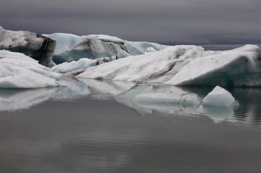 İzlanda 'da buzul gölü. İzlanda turistik merkezleri. Kutup buzulu. Okyanus buzulu