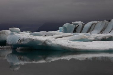 İzlanda 'da buzul gölü. İzlanda turistik merkezleri. Kutup buzulu. Okyanus buzulu