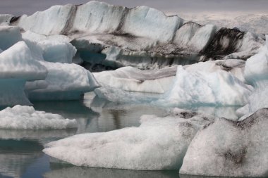 İzlanda 'da buzul gölü. İzlanda turistik merkezleri. Kutup buzulu. Okyanus buzulu