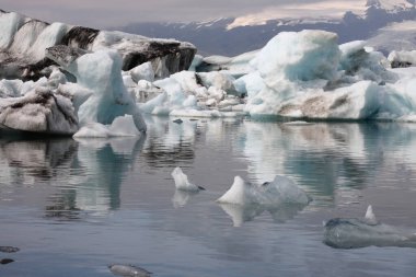 İzlanda 'da buzul gölü. İzlanda turistik merkezleri. Kutup buzulu. Okyanus buzulu