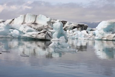 İzlanda 'da buzul gölü. İzlanda turistik merkezleri. Kutup buzulu. Okyanus buzulu