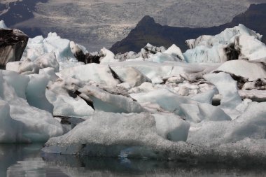 İzlanda 'da buzul gölü. İzlanda turistik merkezleri. Kutup buzulu. Okyanus buzulu
