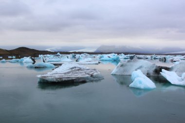 İzlanda 'da buzul gölü. İzlanda turistik merkezleri. Kutup buzulu. Okyanus buzulu