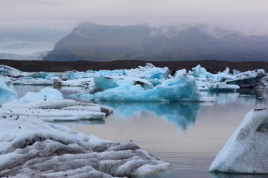 İzlanda 'da buzul gölü. İzlanda turistik merkezleri. Kutup buzulu. Okyanus buzulu