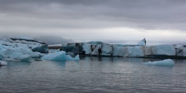 İzlanda 'da buzul gölü. İzlanda turistik merkezleri. Kutup buzulu. Okyanus buzulu