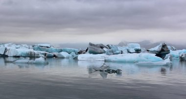 İzlanda 'da buzul gölü. İzlanda turistik merkezleri. Kutup buzulu. Okyanus buzulu