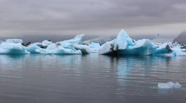 İzlanda 'da buzul gölü. İzlanda turistik merkezleri. Kutup buzulu. Okyanus buzulu