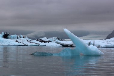İzlanda 'da buzul gölü. İzlanda turistik merkezleri. Kutup buzulu. Okyanus buzulu