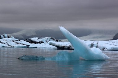 İzlanda 'da buzul gölü. İzlanda turistik merkezleri. Kutup buzulu. Okyanus buzulu