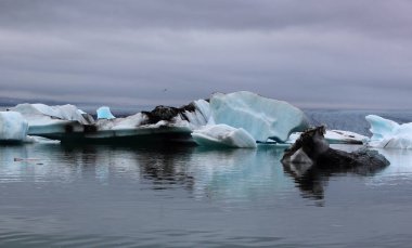 İzlanda 'da buzul gölü. İzlanda turistik merkezleri. Kutup buzulu. Okyanus buzulu