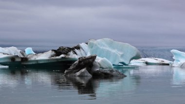 İzlanda 'da buzul gölü. İzlanda turistik merkezleri. Kutup buzulu. Okyanus buzulu