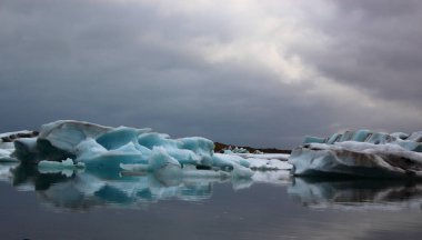 İzlanda 'da buzul gölü. İzlanda turistik merkezleri. Kutup buzulu. Okyanus buzulu