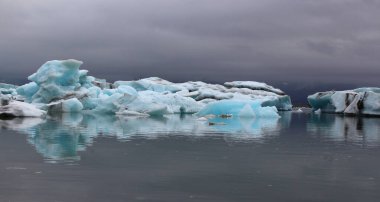 İzlanda 'da buzul gölü. İzlanda turistik merkezleri. Kutup buzulu. Okyanus buzulu