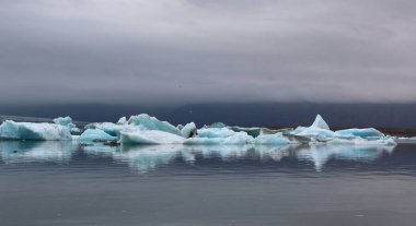 İzlanda 'da buzul gölü. İzlanda turistik merkezleri. Kutup buzulu. Okyanus buzulu