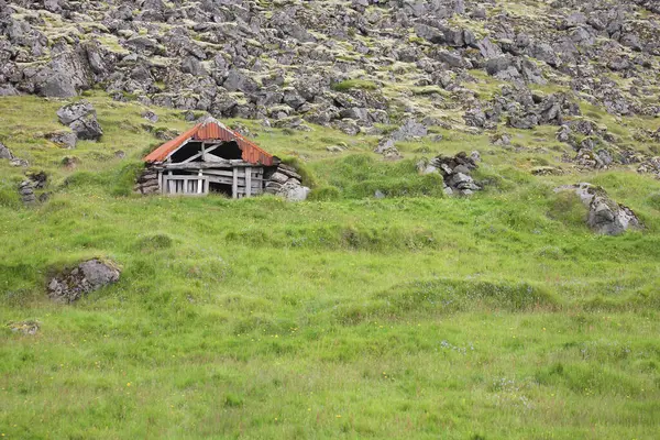 Разбитый Деревянный Дом Грин Медоу Исландия — стоковое фото