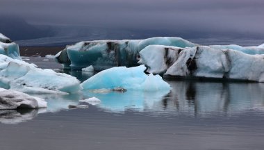 İzlanda 'da buzul gölü. İzlanda turistik merkezleri. Kutup buzulu. Okyanus buzulu