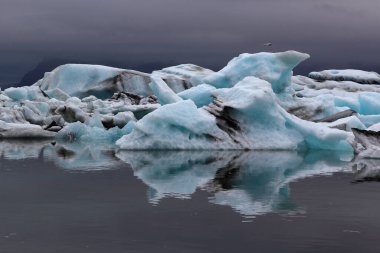 İzlanda 'da buzul gölü. İzlanda turistik merkezleri. Kutup buzulu. Okyanus buzulu