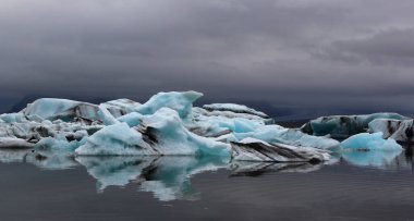 İzlanda 'da buzul gölü. İzlanda turistik merkezleri. Kutup buzulu. Okyanus buzulu