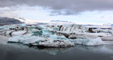 İzlanda 'da buzul gölü. İzlanda turistik merkezleri. Kutup buzulu. Okyanus buzulu