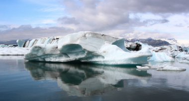 İzlanda 'da buzul gölü. İzlanda turistik merkezleri. Kutup buzulu. Okyanus buzulu