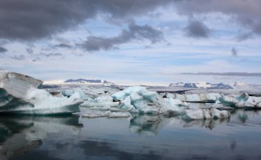 İzlanda 'da buzul gölü. İzlanda turistik merkezleri. Kutup buzulu. Okyanus buzulu