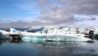 İzlanda 'da buzul gölü. İzlanda turistik merkezleri. Kutup buzulu. Okyanus buzulu