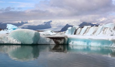 İzlanda 'da buzul gölü. İzlanda turistik merkezleri. Kutup buzulu. Okyanus buzulu