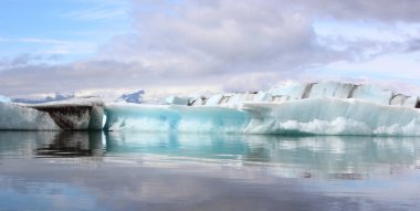 İzlanda 'da buzul gölü. İzlanda turistik merkezleri. Kutup buzulu. Okyanus buzulu